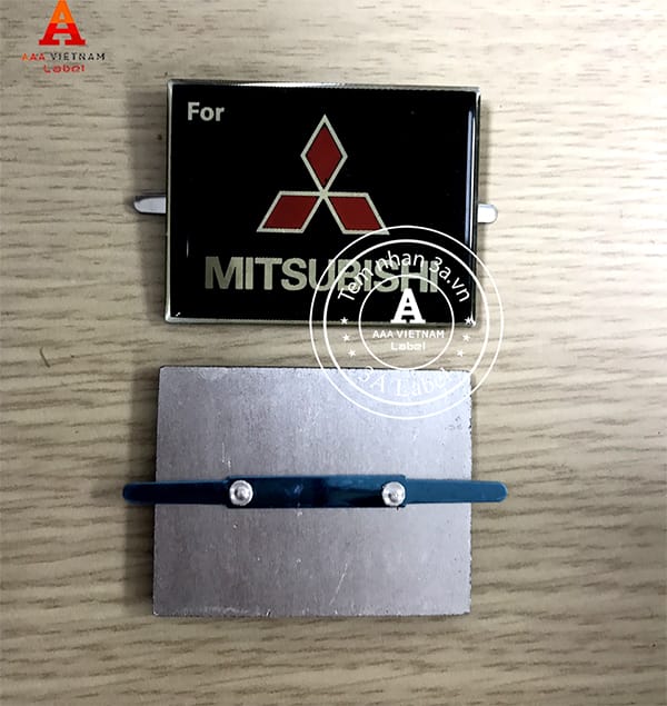 Dán tem nhôm xước phủ Epoxy lên miếng lót sàn 