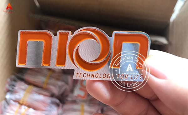 Tem nhôm xước và tem inox tem nào giá rẻ, chất lượng tốt hơn 