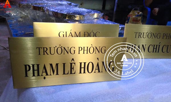 Nhận làm biển chức danh, biển hiệu công ty bằng inox ăn mòn giá rẻ 